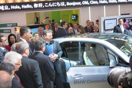 El príncipe Felipe visita el stand de BMW en el MWC