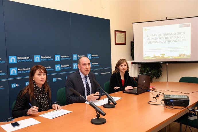 Hernández, en el centro, en la presentación de acciones vinculadas a gastronomía