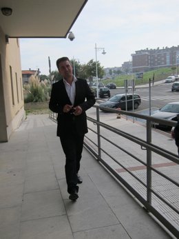 El alcalde de Castro Urdiales, Iván González, llegando a los juzgados