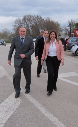 Susana Díaz camina junto al alcalde de Palma del Río