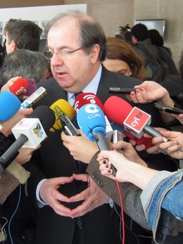 El presidente de la Junta, Juan  Vicente Herrera, atiende a los periodistas