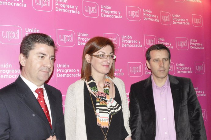 Javier Puy, Maite Pagazaurtundua y Carlos Aparicio, de UPyD.