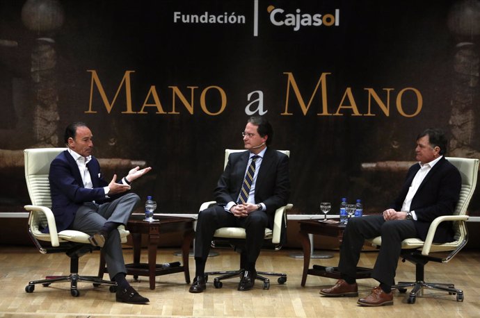 Pepín Liria y José Antonio Camacho, en el 'Mano a mano' de la Fundación Cajasol