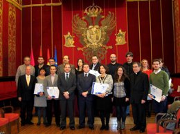 Galardonados con el distintivo junto a Page