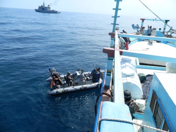 El buque 'Tornado' auxilia a un 'dhow' a la deriva en el Golfo de Adén