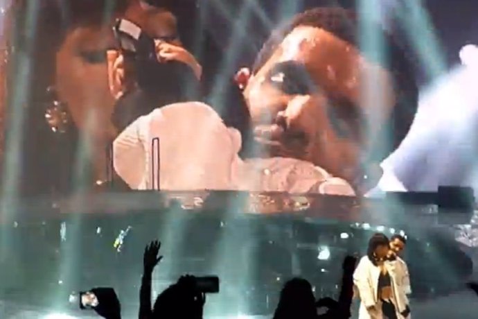 Rihanna y Drake cantando juntos en París