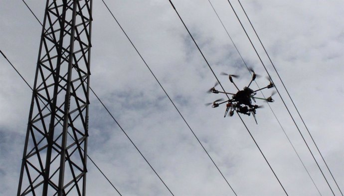 Los 'drones' permiten inspeccionar las líneas en puntos de difícil acceso