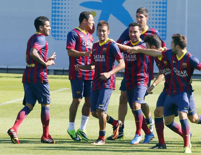 Alves, Adriano, Xavi y Neymar en un entrenamiento del Barcelona