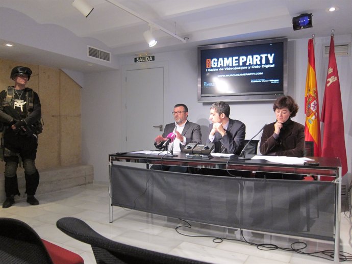 El consejero Cruz junto a los colaboradores de Murcia Game Party