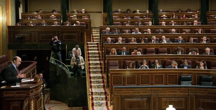 Alfredo Pérez Rubalcaba y los diputados del PSOE