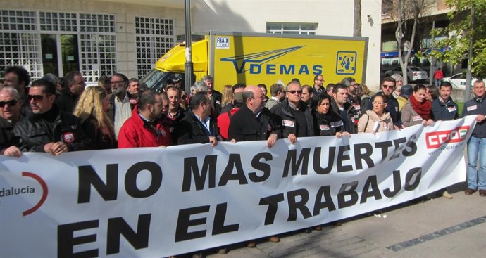 Concentración de UGT y CCOO en Jaén por primer accidente laboral mortal en 2014