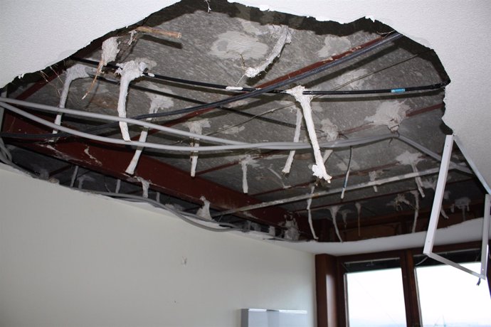 Desprendimiento del falso techo en la Residencia