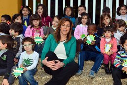 La presidenta de la Junta, Susana Díaz, celebrando con alumnos el 28-F