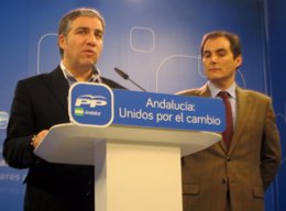 Elías Bendodo y José Antonio Nieto en la sede del PP-A