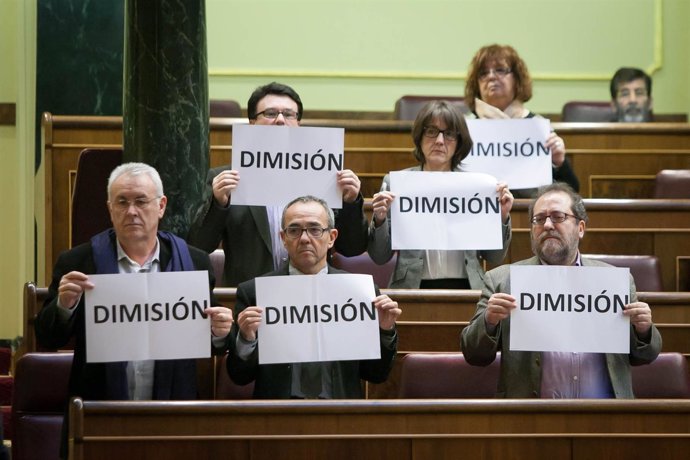 Diputados de la Izquierda Plural muestran carteles de dimisión en el Congreso