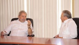 El ex presidente brasileño Lula da Silva y el presidente cubano, Raúl Castro