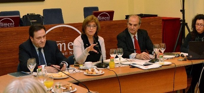 Ramon Adell (presidente de la Sociedad de Estudios Económicos); Irene Rigau (con
