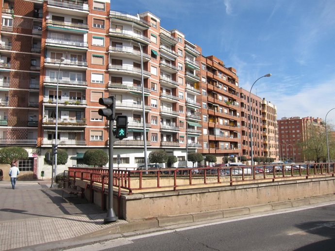 Túnel de Duqués de Nájera con viviendas al fondo