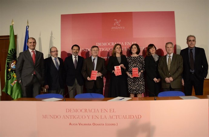 Presentación del Libro Democracia en el Mundo Antiguo y en la  Actualidad