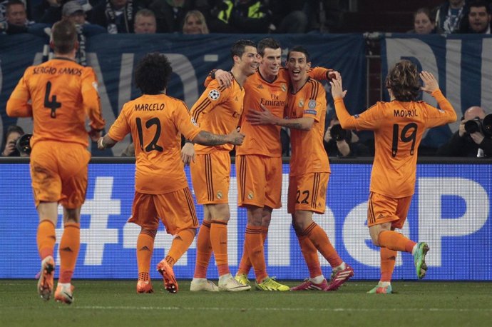 El Real Madrid celebra el triunfo en Alemania ante el Schalke
