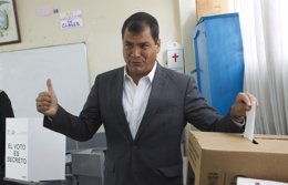 Rafael Correa votando en las presidenciales de 2013