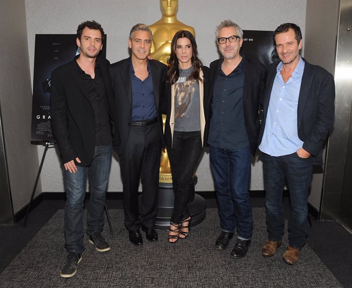 Actores y director de Gravity ante estatuilla de los Oscar