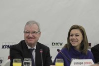 Valcárcel, contra planteamientos "disgregadores" de los nacionalistas