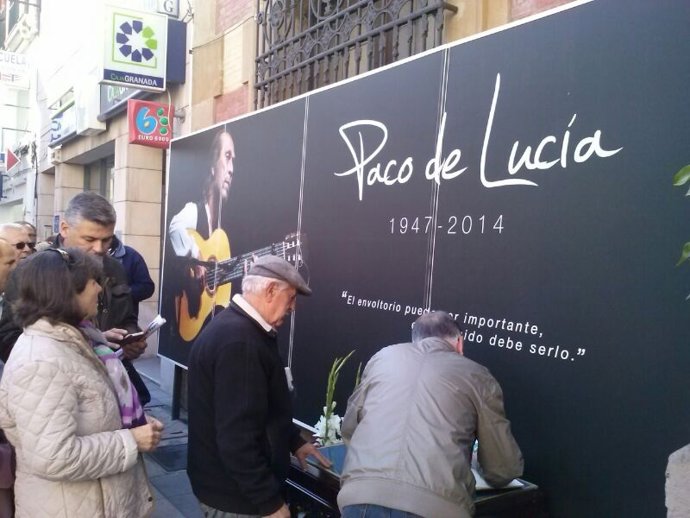 Ciudadanos rinden homenaje a Paco de Lucía en Algeciras