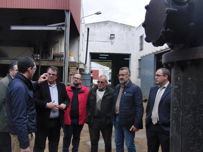 El delegado de Economía, Eduardo Muñoz, en Bonares. 