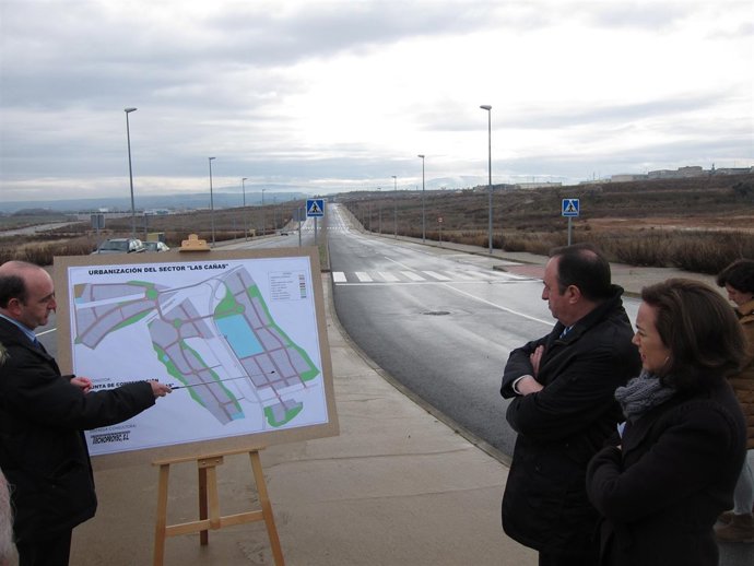 Sanz y Gamarra escuchan las explicaciones sobre el Polígono Las Cañas