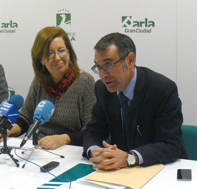 Alcalde de Parla, José María Fraile, y Maru Menéndez