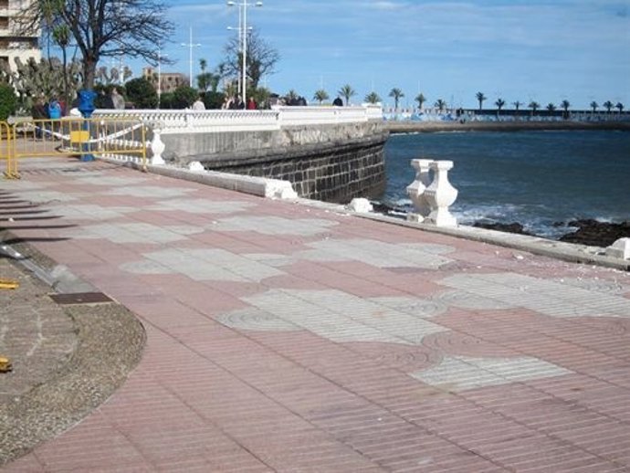 Daños del temporal en el paseo marítimo de la playa de Brazomar en Castro 