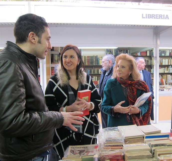 Català y Beneyto atienden las explicaciones de uno de los libreros