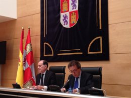 Tomás Villanueva (izq) y De Santiago-Juárez en el Consejo de Gobierno