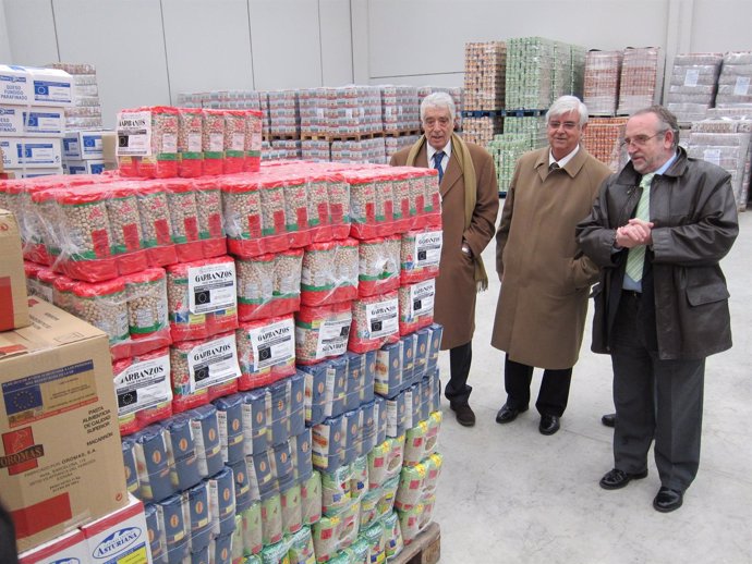 Javier Galán visita el almacén del Banco de Alimentos en Mercasalamanca