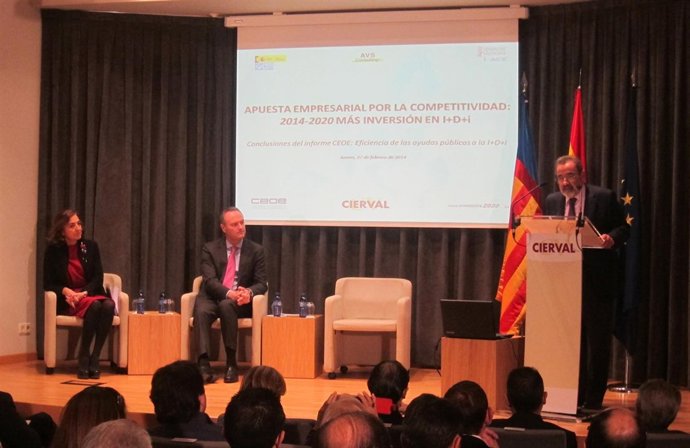 Fabra junto a Carmen Vela y José Vicente González (d) en la jornada
