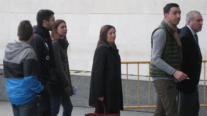 Hernández aguarda su turno para entrar a la Ciudad de la Justicia