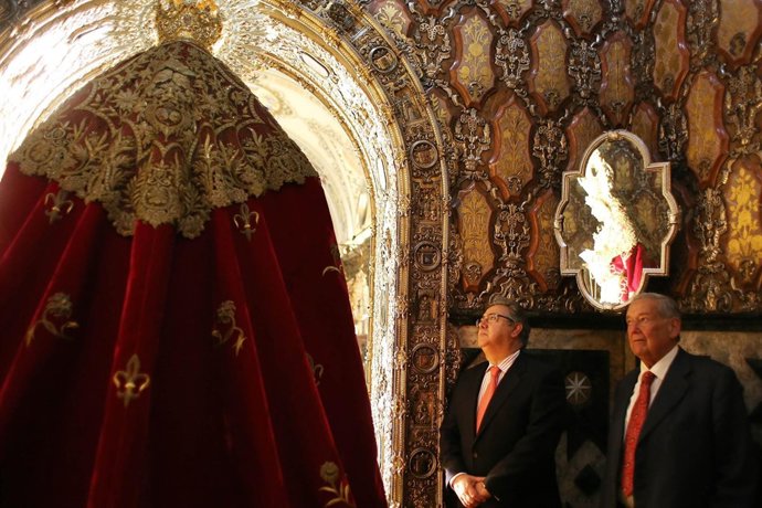 Zoido ante la imagen de la Macarena