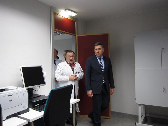 Oliván y el doctor Pérez Poza en la visita a las instalaciones