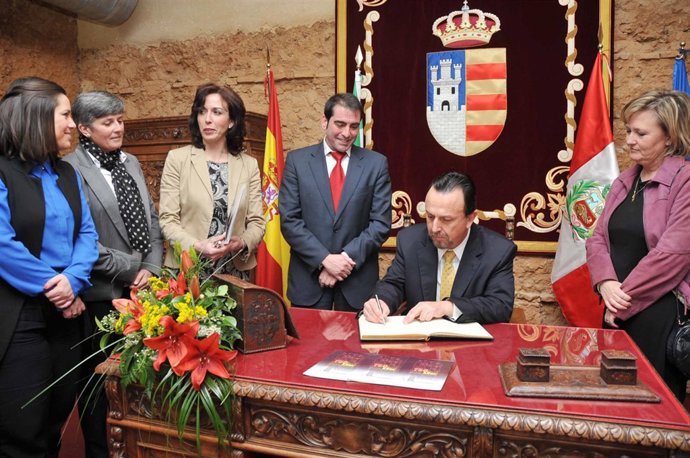 Ceballos (3ª izqda.) en uno de los actos conmemorativos