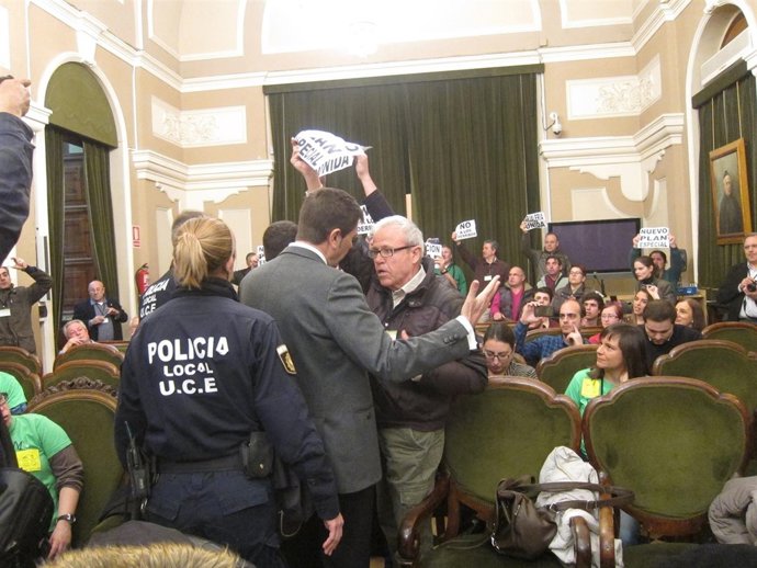Vecinos en el pleno del Ayuntamiento de Castellón