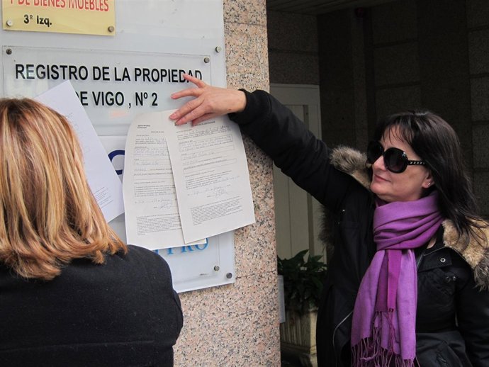 Mujeres viguesas registran su cuerpo en el registro.