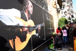 Cientos de personas rinden homenaje a Paco de Lucía en su ciudad natal