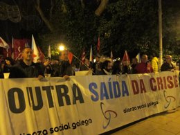Cabecera de la manifestación de la Alianza Social en Santiago, con Suso de Toro