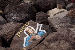 Una roca con la imagen de Paco de Lucía