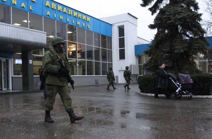 Militares rusos en los aeropuertos de Ucrania