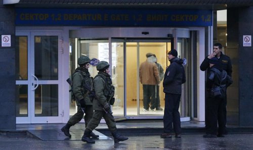 Hombres armados rusos abandonan el aeropuerto ucraniano de Simferopol