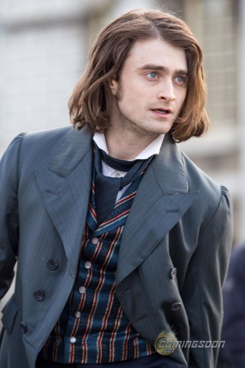 Daniel Radcliffe con melena y traje de época para 