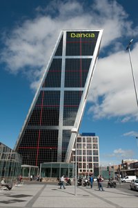 Economía/Bolsa.- Bankia regresa al parqué con una caída cercana al 3% tras la colocación de un 7,5% de la entidad