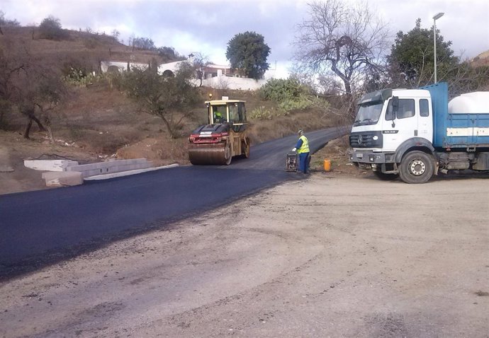 Arreglo del camino principal de Barranco del Sol, en Almogía